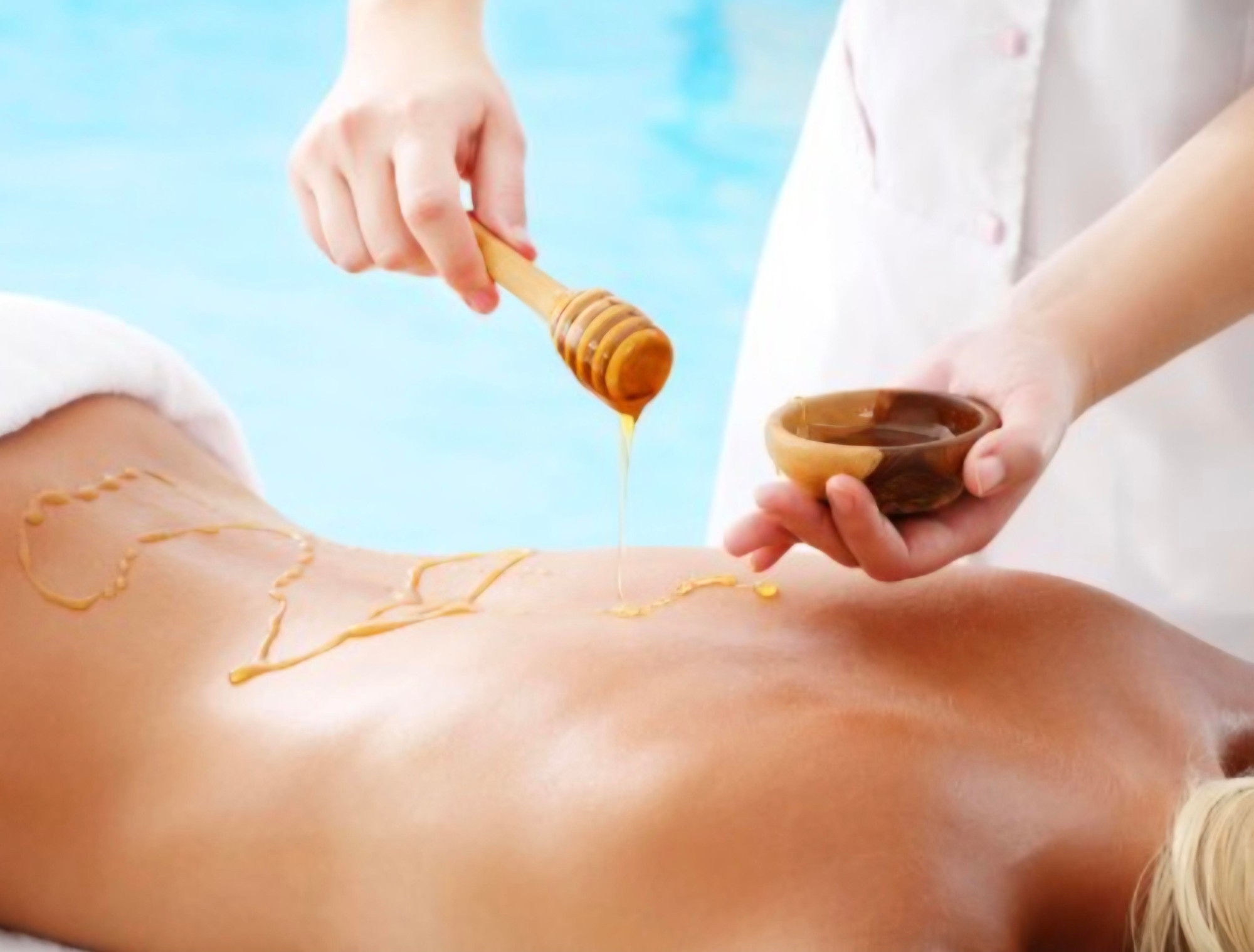 Honey drizzled on the back for a honey detox therapy